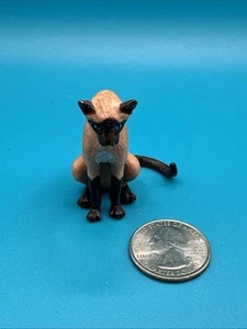 K&M 2005 Puppenhaus Kätzchen Siamkatze Katze stehend Schwanz hoch Miniatur Haustier - Bild 1 von 6
