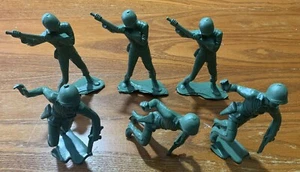 Green Army Men Large Lot of 6 Plastic 5" Tall Unbranded Vintage War Play Toys - Bild 1 von 12