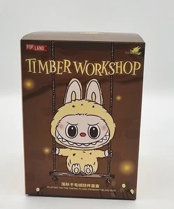 NUOVISSIMA POPMART POPLAND Labubu legno officina gioco altalena peluche scatola cieca - Foto 1 di 6