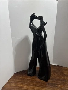 Heager Pottery statue, man and woman kissing - Picture 1 of 7