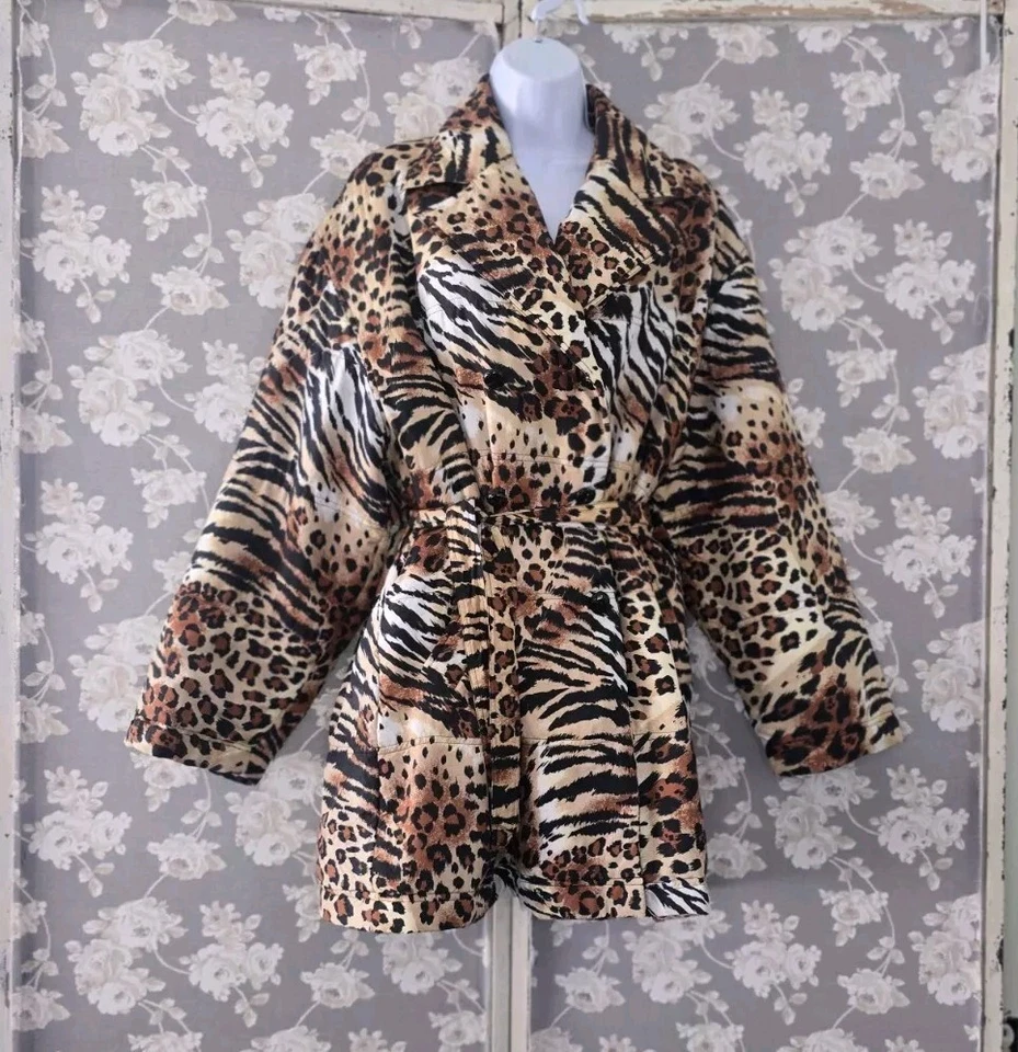 Abrigo informal Corner Annex Fuda para mujer talla mediana 100 % seda con cinturón de corbata.       Foto 1 de 4