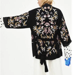 ZARA Kimono bestickt Blumen Schmetterling schwarz Jacke Blogger Favorit ausverkauft S/M - Bild 1 von 10