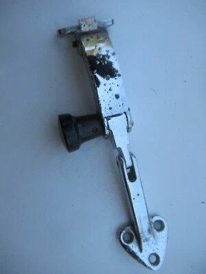 Cierre de ventana de cuarto trasero Porsche 356 B/C 64454304130 {izquierdo, lado del conductor} Foto 1 de 4