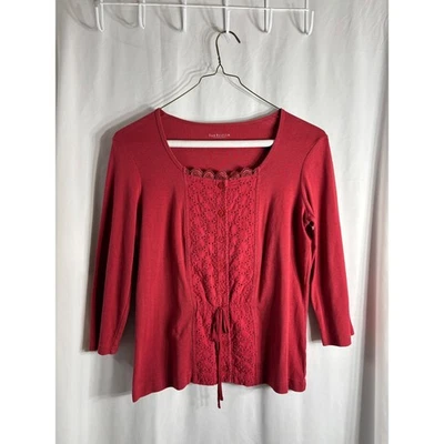 Top de punto con botones recortado de encaje manga 3/4 rojo VAN HEUSEN para mujer talla mediana Foto 1 de 3