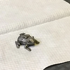 TINY PEWTER FROG WITH TWO FROG BABIES WHICH ARE EARRINGS - Picture 1 of 7