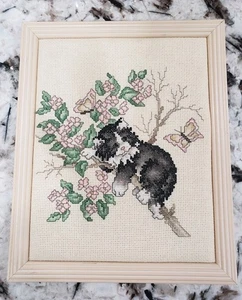 Vintage gerahmte Kreuzsticharbeit Kätzchen Blumen Schmetterling beige rosa grün selbstgemacht - Bild 1 von 8