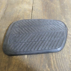 Honda C92/C95 Gummitank Knieschützer, rechte Seite. 17661-212-00. NOS - Bild 1 von 2