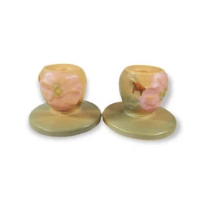 VINTAGE WELLER CERAMICA PORTACANDELE BASTONE LEGNO DI ROSA SELVATICO marrone set di 2 - Foto 1 di 10