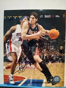 BUCKS Andrew Bogut signed 8x10 photo AUTO signed Autographed Milwaukee #1 Pick - Picture 1 of 1