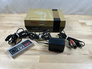PACCHETTO CONSOLE NINTENDO NES ENTERTAINMENT SYSTEM CON CONTROLLER E CAVI - NES-001 - Foto 1 di 17
