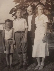 40er Jahre Familie Jungen Frau Großvater Portrait Outdoor Baumschatten Sommer - Bild 1 von 3