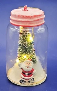 Adorno de tarro de Santa Masón iluminado escena árbol de Navidad funciona con pilas 4" - Imagen 1 de 10