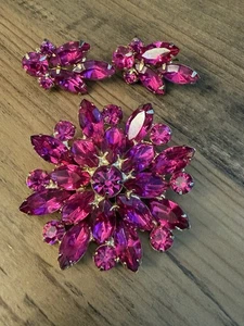 VINTAGE BROOCH AND CLIP ON EARRINGS SET RED PINK GLASS STONES GORGEOUS !!! - Picture 1 of 3