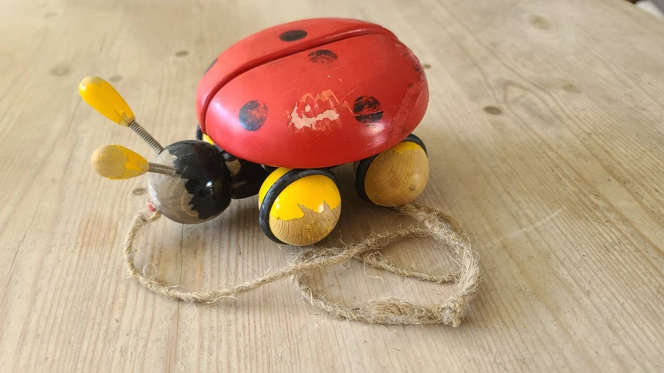Vintage - Jouet - Coccinelle en bois à tirer - un incontournable ! - Photo 1/4
