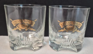 Juego de 2 vasos de whisky escocés Chivas Regal con etiqueta dorada grabada rocas de bola baja - Imagen 1 de 6
