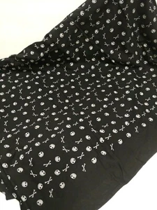 Stoffreste schwarz Totenkopf gekreuzte Knochen Baumwolle  - Bild 1 von 3