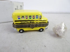 Estatuilla de porcelana con caja de baratija con bisagras autobús escolar con manzana - NUEVA EN CAJA - Imagen 1 de 4