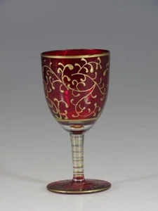 Vaso de vino tinto rubí victoriano con pintura de filigrana dorada c.1890 - Imagen 1 de 4