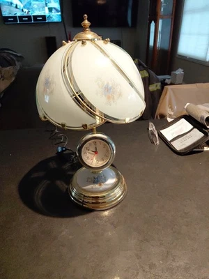 Lámpara de mesa vintage estilo Tiffany panel de vidrio patrón de flores rosas con reloj Foto 1 de 4