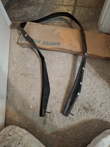 NOS 1976-91 GM BLAZER / JIMMY REAR GATE UPPER CHANNEL WEATHERSTRIP OEM 358593 GM - Picture 1 of 5