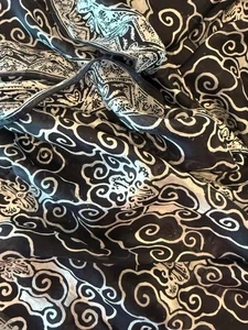 Bufanda SEDA 63" l x 22" con NEGRO con diseño FRAL blanco ligero ideal para anudar - Imagen 1 de 8