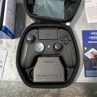 Nacon Revolution 5 Pro Controller cablato e wireless per PS5, PS4 e PC - Nero - Immagine 1 di 4