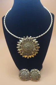 Gedrehte goldfarbene offene Manschette Halskette mit Sonnenblume Brosche Anhänger & Ohrringe - Bild 1 von 16