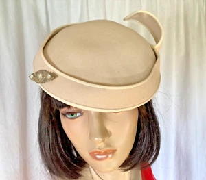 Sombrero Pastillero Vintage Beige Años 60 Fieltro Gorra Lana Hecho en Unión Suzy Lee Años 50 Rockabilly - Imagen 1 de 10
