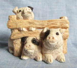 VINTAGE SMALL STONE CRITTERS FIGURINE THREE PIGS AT FENCE SIGNED - Picture 1 of 5