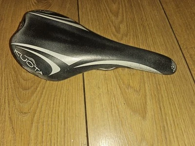 Selim de bicicleta Selle San Marco carbono 135 mm de largura. 280 mm de comprimento 195 gramas - Imagem 1 de 4