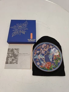 VINTAGE 1991 CHING-T'AI-LAN ARTISTS WORKSHOP PLATE WITH BIRDS/FLOWERS CLOISONNE - Foto 1 di 3