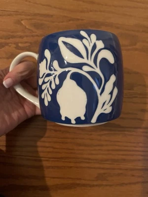 Anthropologie Melanie McEvoy синий цветочный кружка ~ 16 унций. ~4» высотой - Изображение 1 из 4