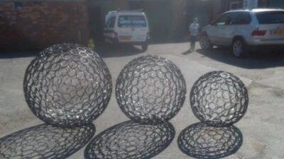 GRAN ESCULTURA ESFERA JARDÍN 100cm hecha a mano, más de 250 anillos metálicos bola rústica Foto 1 de 4