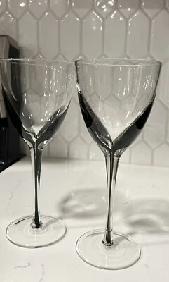 Juego de 2 copas de vino Mikasa Kya Smoke con estuche negro Foto 1 de 4