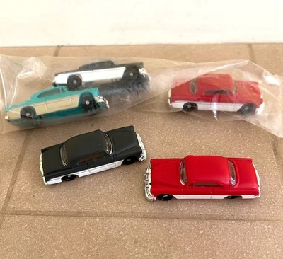 Lote de 5 coches de juguete de plástico vintage - 1953 sedanes Chevy de dos tonos, 2" de largo Foto 1 de 4