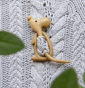 Spilla spilla con motivo animale in legno fai da te distintivo artigianale spilla cartone animato NUOVO - Foto 1 di 21