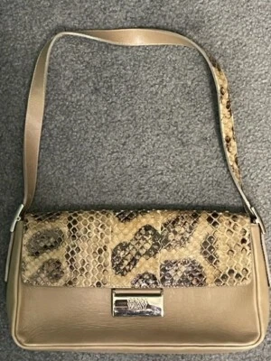 BOLSA DE MÃO DE COURO GENNY WAY FEITA NA ITÁLIA BIEGE COM ABA DE RÉPTIL LIQUIDAÇÃO VENDA - Imagem 1 de 4