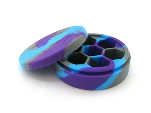 Estuche redondo de silicona para dados - verde, negro y blanco - Imagen 1 de 6