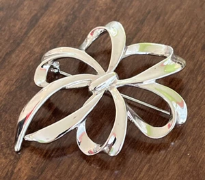 Lovely Vintage Signed Napier Silver Tone Ribbon Bow Brooch - Picture 1 of 5