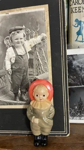 PEQUEÑO! juguete de celuloide antiguo ~ ¡niño con sombrero!  2 1/2" podría ser el Niño Jesús para la Natividad! - Imagen 1 de 6