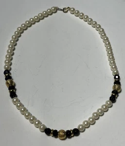 Weiße, schwarze & goldfarbene Perlenkette  - Bild 1 von 2