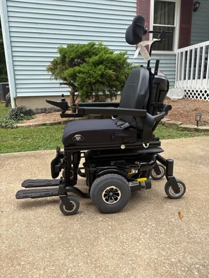 Silla de ruedas eléctrica Quantum J6 con inclinación completa, caja abierta probada, nunca usada.  Foto 1 de 4