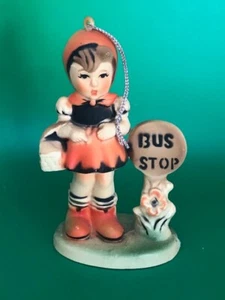 Vintage Kunststoff Mädchen an Bushaltestelle Weihnachtsschmuck Made in Hong Kong - Bild 1 von 3