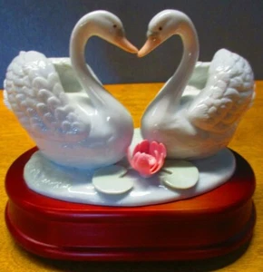 Swan Music Box, Made in China, Still Works - Picture 1 of 5