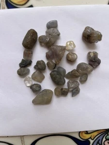 Lote De 25 CRISTALES NATURALES DE ZAFIRO CRUDO ÁSPERO DE CEILÁN - Imagen 1 de 6