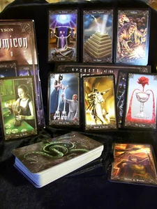 NEW! NECRONOMICON TAROT CARDS & BOOK KIT LOVECRAFT MAGNETIC CLOSURE BOX - Foto 1 di 1
