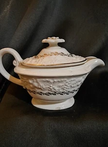 Vintage HOMER LAUGHLIN creamer With Lid D54N6 Embossed Grape Leaves - Picture 1 of 6