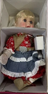 Muñeca de porcelana Marie Osmond Babies A Bloom - Vaquera con sombrero - **Certificada** #C26754 - Imagen 1 de 10
