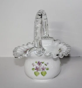 Vintage Fenton weiß mit Veilchen Silber Wappen Glasgriff Korb - Bild 1 von 5