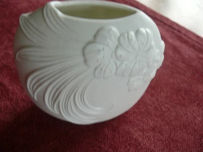 Kaiser Porzellan Vase Nr. 738 – Bisquitporzellan, Weiß, Blumendekor, W. Germany - Bild 1 von 4